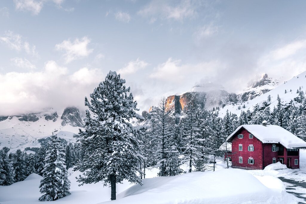 Casa rossa circondata di neve al Pordoi
